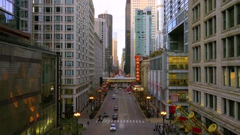 Vista-Aérea-De-Chicago-State-Street-Con-Cartel-De-Chicago