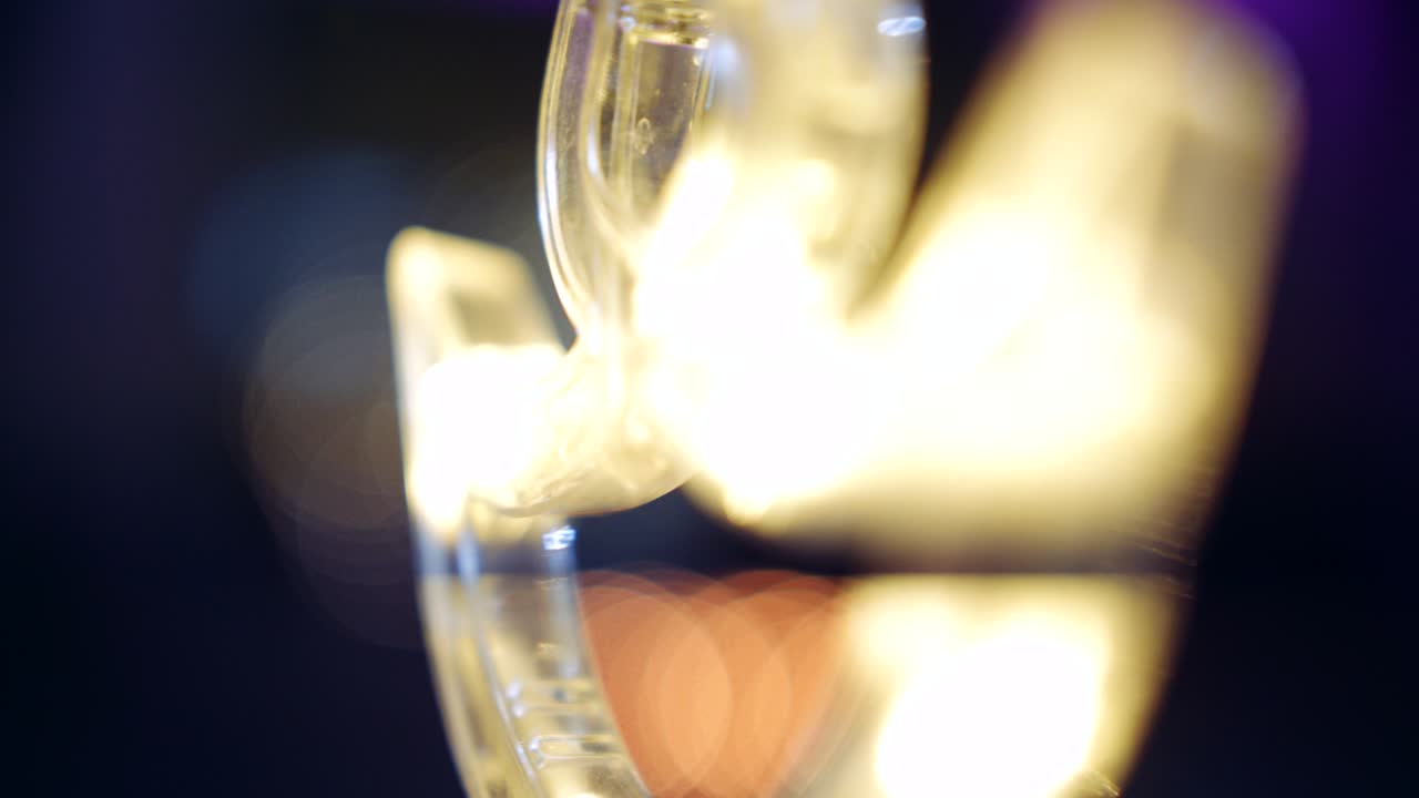 전통적인 디발리 축제를 위해 집을 장식하는 인도 가족