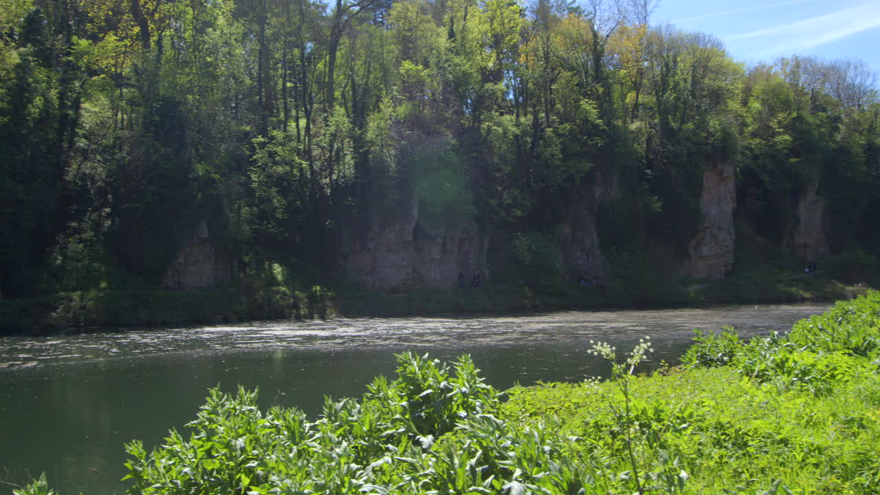 크레스웰 크래그스 (creswell crags) 의 전면에서 식물과 함께 호수 연못과 석회암 협곡의 남쪽에서 추가로 넓은 팬닝