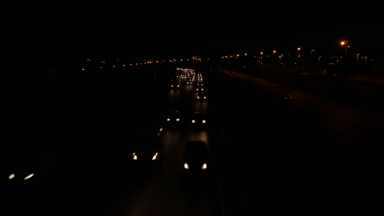 일출 전에 도시로 진입하는 아침 교통