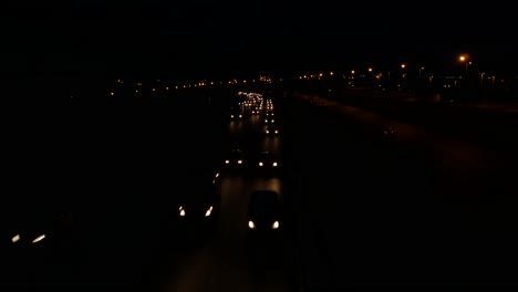 tráfico matutino que ingresa a la ciudad antes del amanecer.