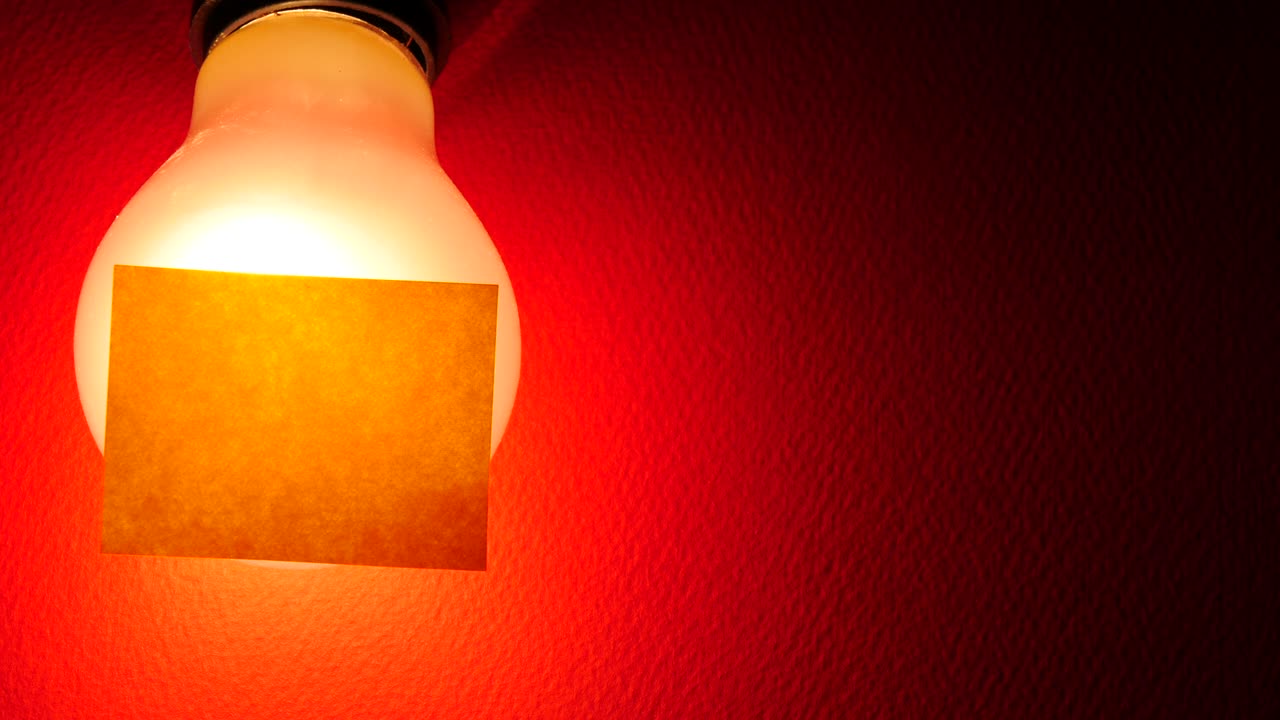 centrarse en el papel de post en la bombilla