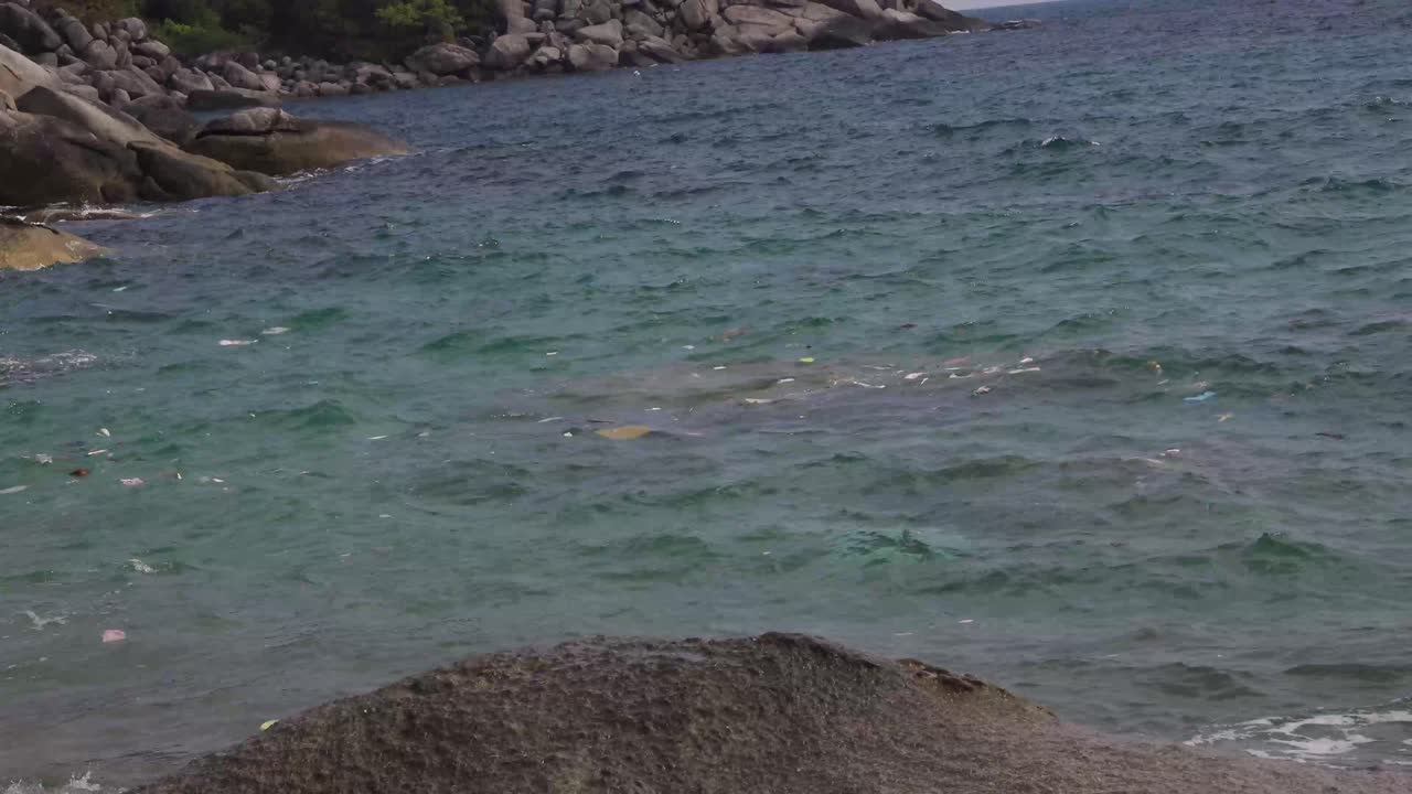 смешанный мусор мусор плавает на поверхности камера медленно уменьшает масштаб -4k азия, таиланд снято на sony ax700