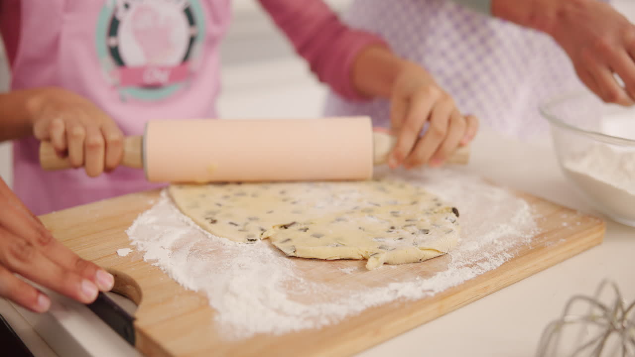 niños horneando galletas
