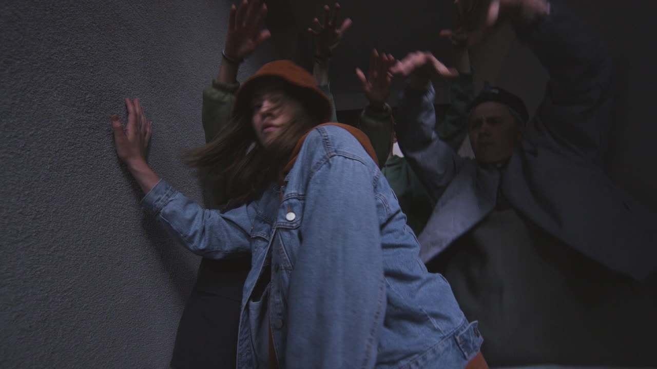 amigos bailando en el pasillo.