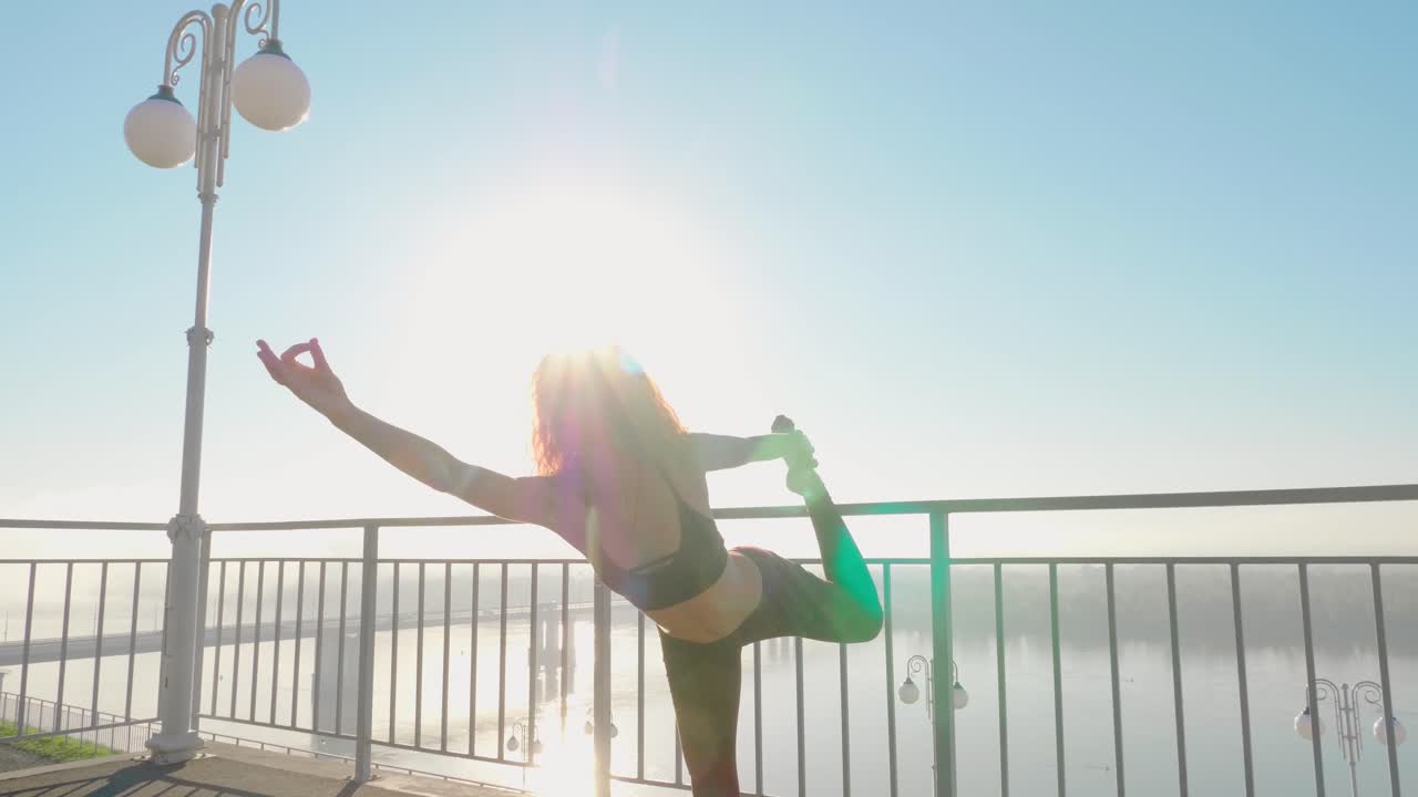 강  에서 요가 를 연습 하는 여자