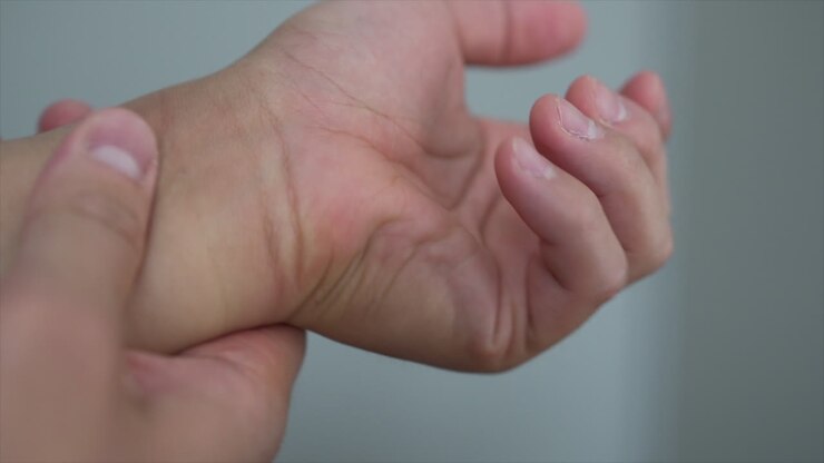 primo piano di provare dolore al polso