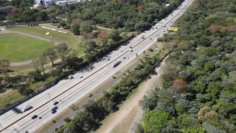 vista aérea de una carretera moderna con muchos coches pasando a alta velocidad