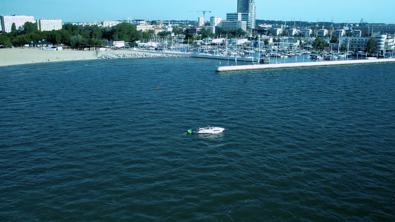 폴란드 의 그디니아 의 마리나 근처 의 푸른 바다 에 있는 스피드 보트 의 항공 사진