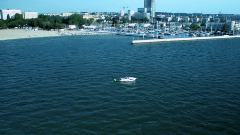 vista aérea de una lancha rápida en el mar azul cerca del puerto deportivo de gdynia, polonia