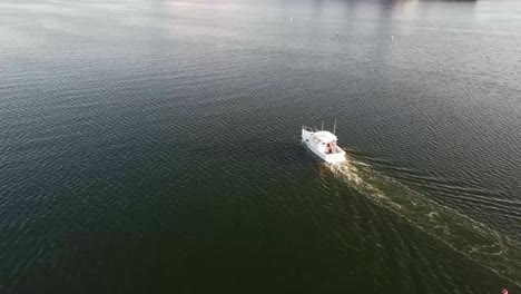 Toma-Aérea-De-Barco-Moviéndose-En-El-Agua