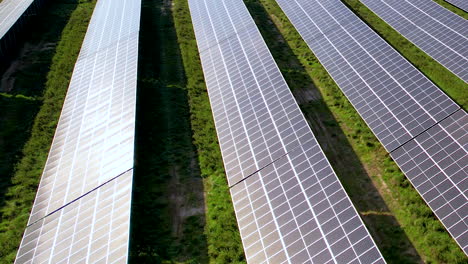 Drohnenaufnahme-Von-Solarkraftwerken-Auf-Der-Grünen-Wiese