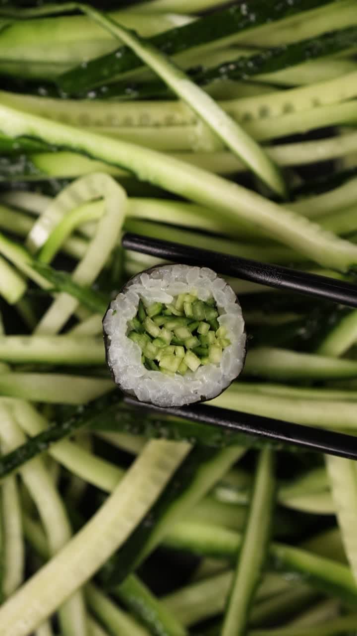 rollo de sushi de pepino