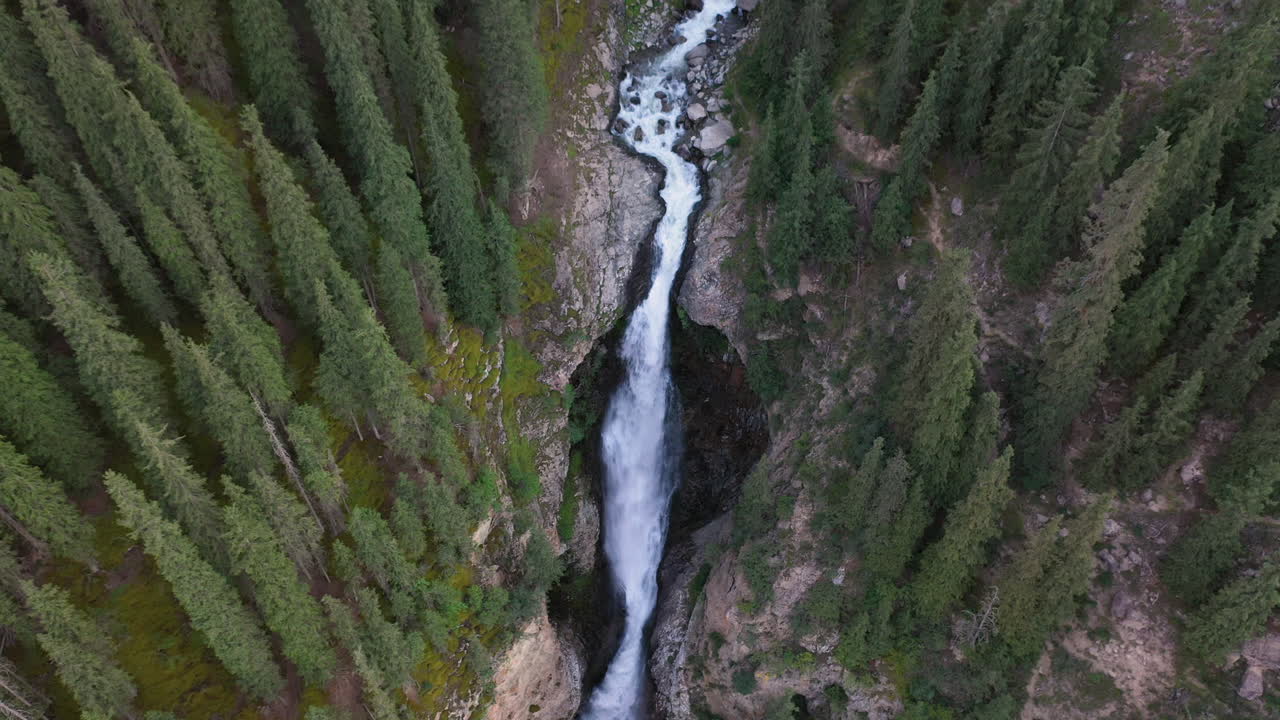 un dron en ángulo descendente disparó una cascada de barskoon en un cañón de cuento de hadas en kirguistán, imágenes aéreas cinematográficas