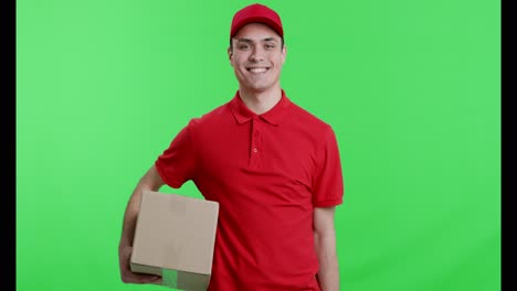 persona de entrega con el paquete