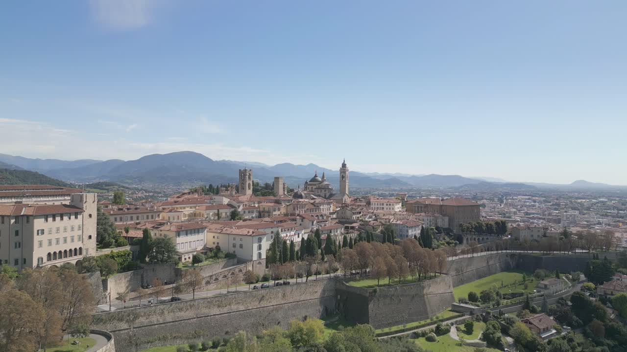 подход к средневековому городу бергамо-альта, расположенному на зеленых холмах, недалеко от аэропорта орио-аль-серио в прекрасный солнечный день.