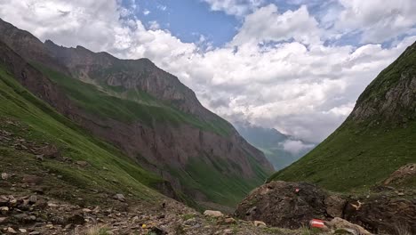 vista en el sendero en el paso rocoso de bocchetta del gallo en los alpes italianos, piamonte