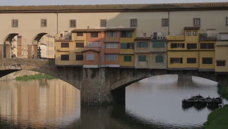 ponte vecchio, un puente de piedra medieval sobre el arno, en florencia, italia