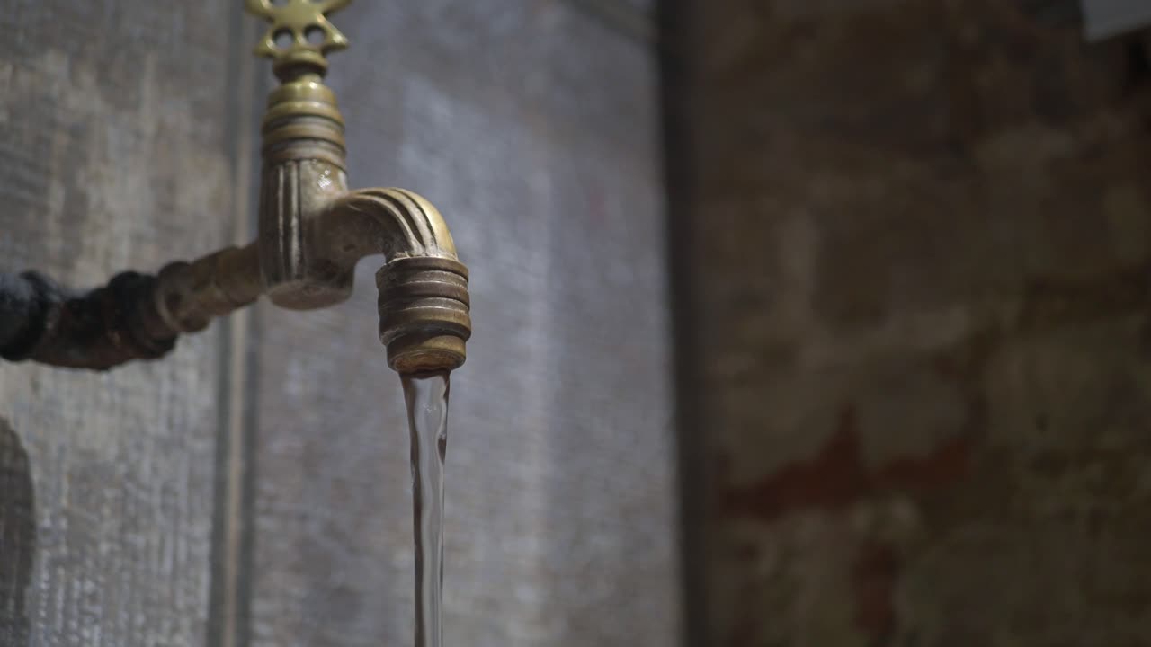 흐르는 물 을 가진 고대 물