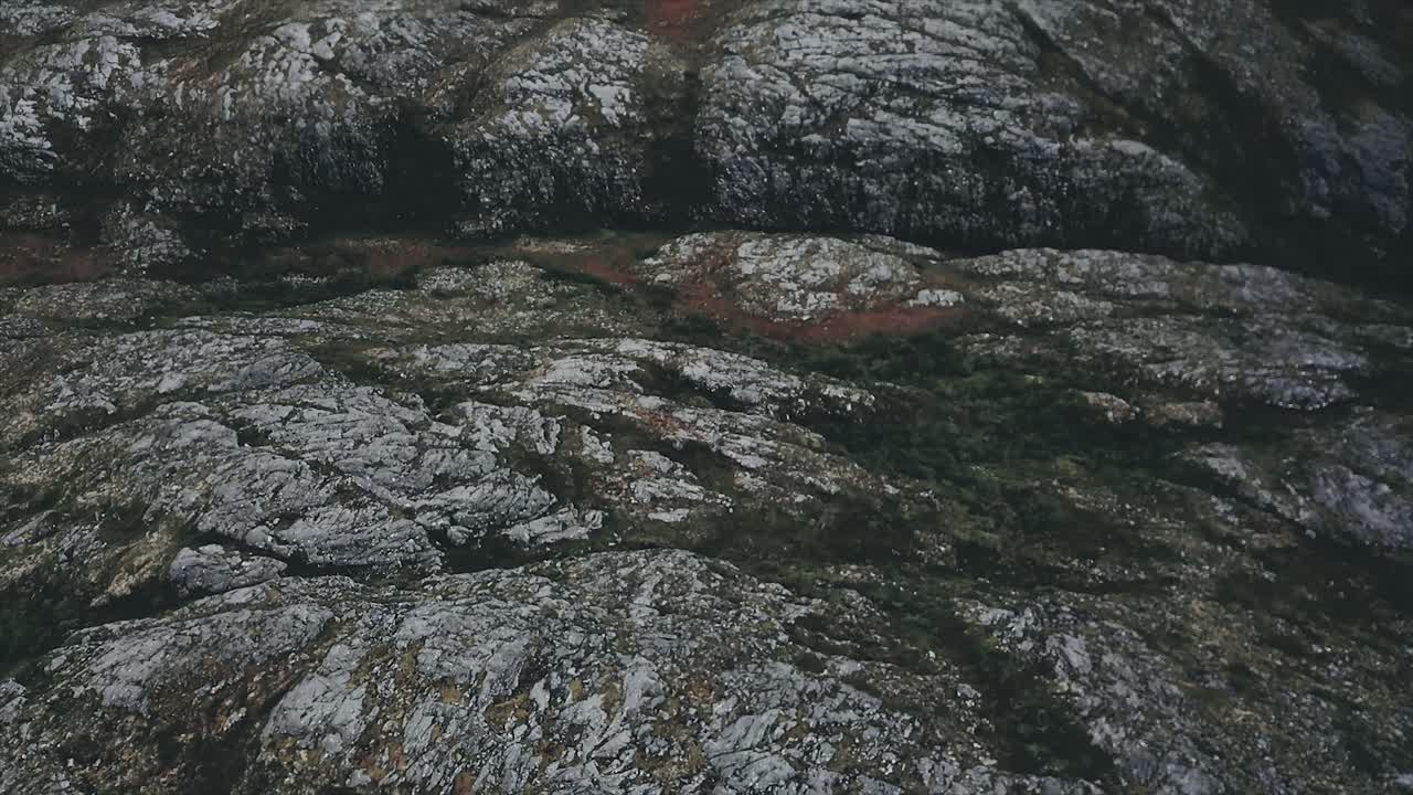 volando sobre las rocas de noruega
