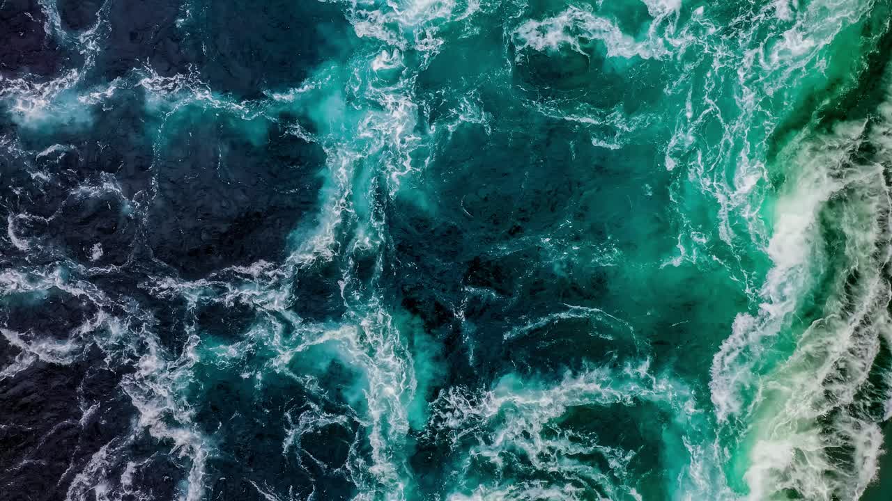 강과 바다의 물의 물결은 물결이 높고 낮을 때 서로 만납니다.