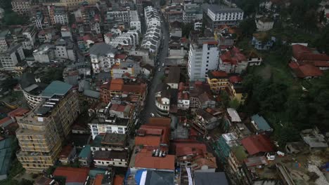 Atemberaubende-Luftaufnahme-Der-Geschäftigen-Und-Verkehrsreichen-Stadt-Sapa-In-Vietnam