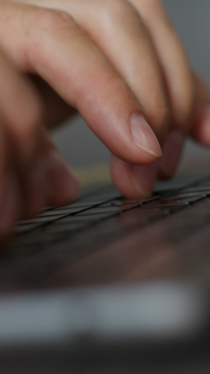 Le mani che scrivono sulla tastiera di un portatile