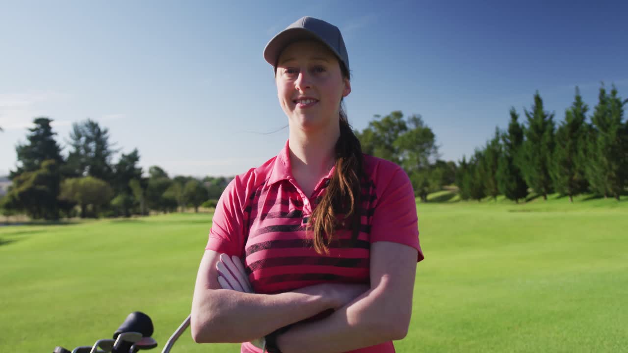 Ritratto di golfista caucasica che guarda la fotocamera e sorride