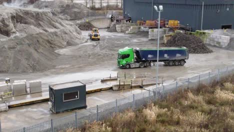 estacionamiento de camiones esperando que la excavadora se cargue junto con la estación de pesaje de la central eléctrica británica