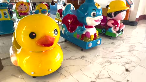 paseos de patos y delfines en el centro comercial de korat