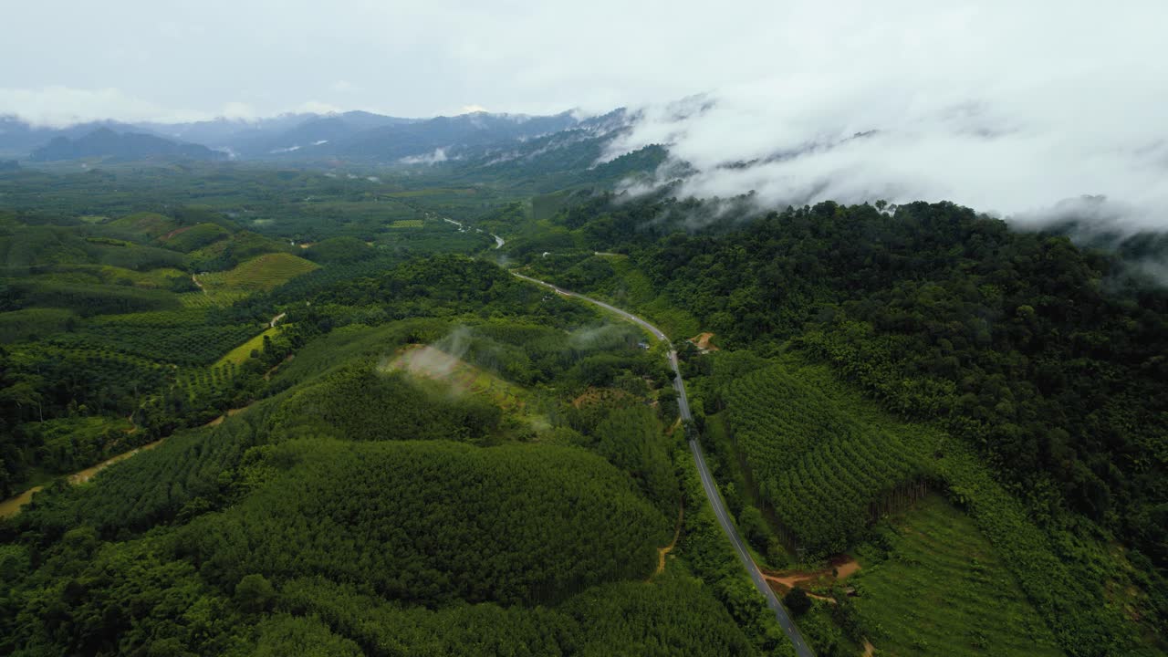 Paesaggio montano aereo.