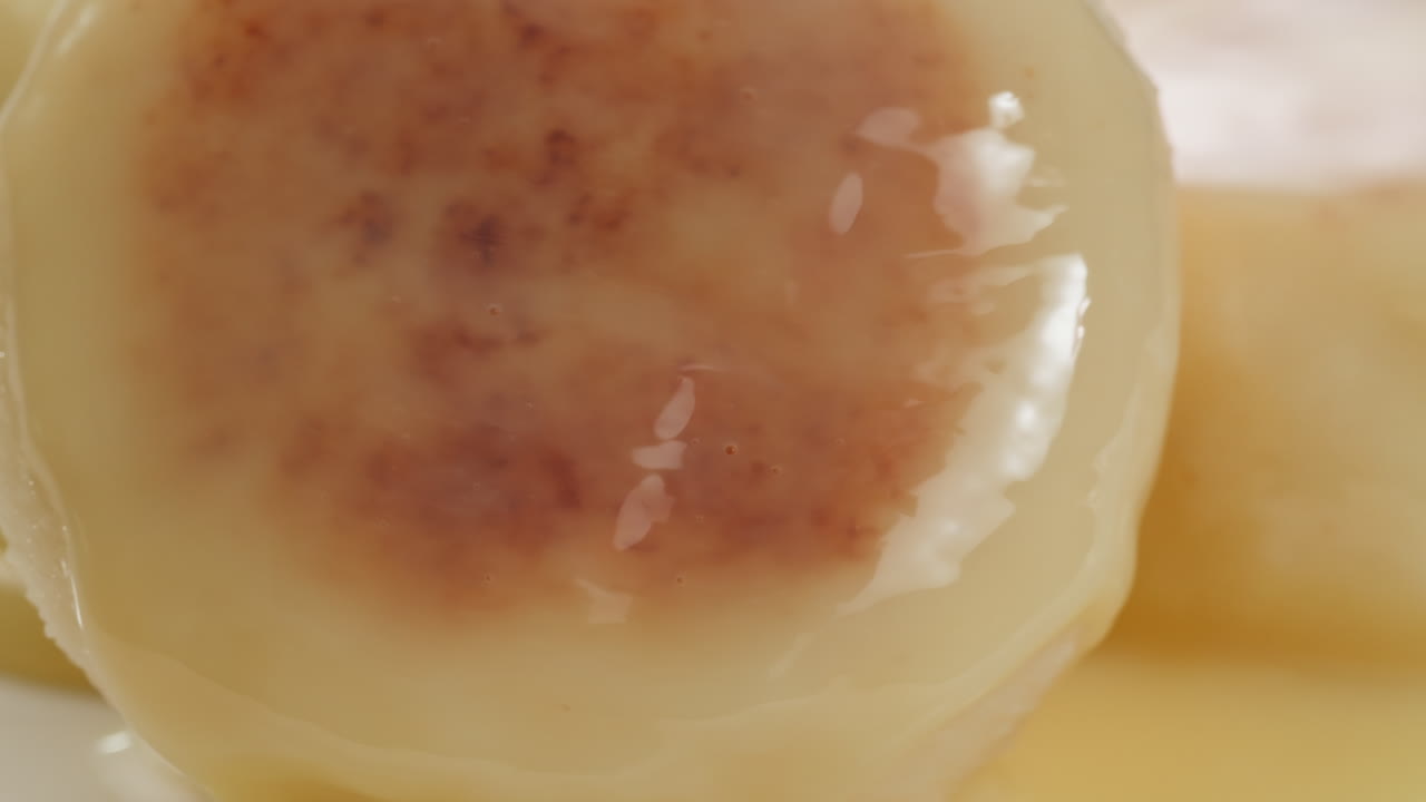 galletas de queso con leche condensada en la mesa con mantel blanco. imágenes de alta calidad 4k