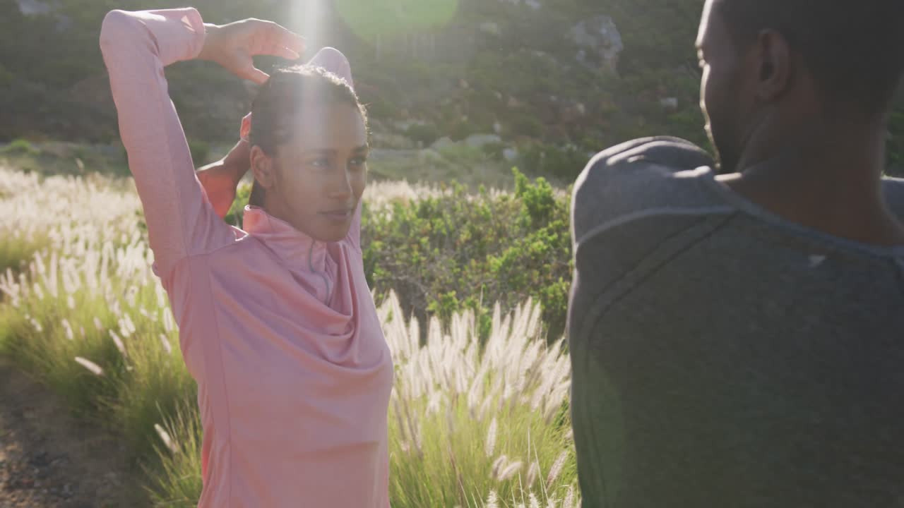 다양한 부부 가 시골 의  ⁇  에서 스트레칭 을 하고 있다