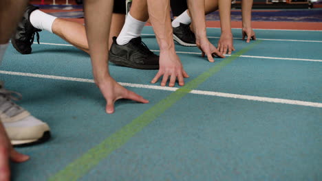 tres atletas en una pista de atletismo