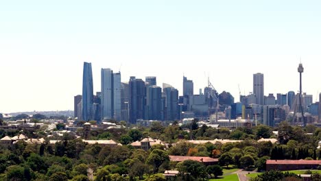 Weitläufige-Skyline-Der-Stadt-Mit-Ikonischer-Brücke,-Panoramablick-Von-Einem-Vorstädtischen-Aussichtspunkt