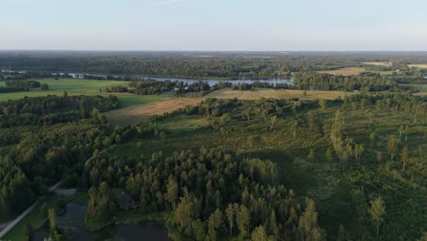 Lettisches-Naturgebiet-Mitten-Im-Wald-Mit-Künstlich-Angelegten-Inseln,-Teichen-Und-Hügeln