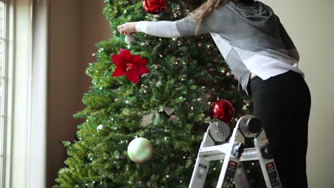 Hausfrau,-Die-Weihnachtsbaum-Für-Innenwohnzimmerdekoration-Schmückt