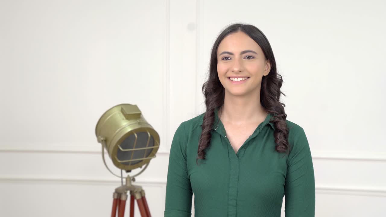 chica india sonriendo a alguien