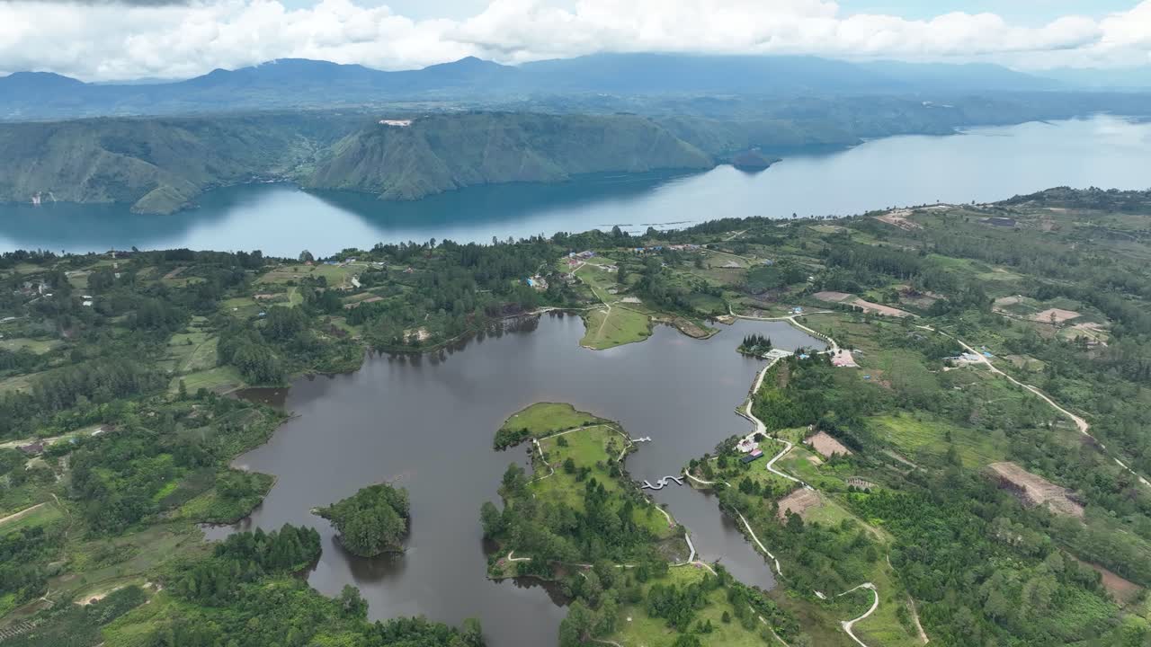 las aguas de los lagos pea aeknetonang y toba