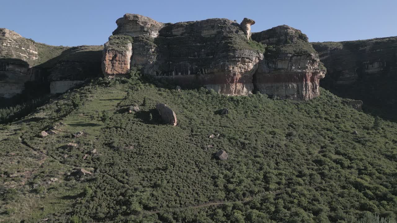 남아프리카 공화국의 낙타 바위라고 불리는 암석 절벽 형성에 공중
