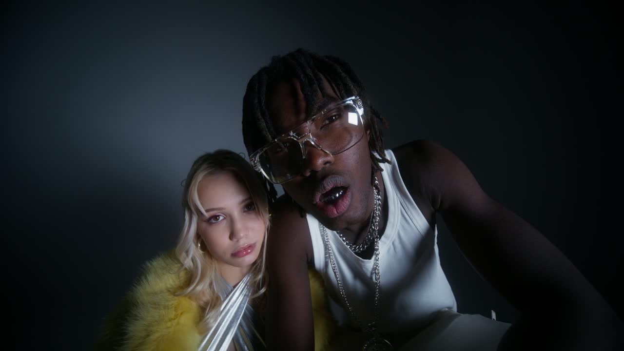 una pareja elegante en la moda del hip hop.