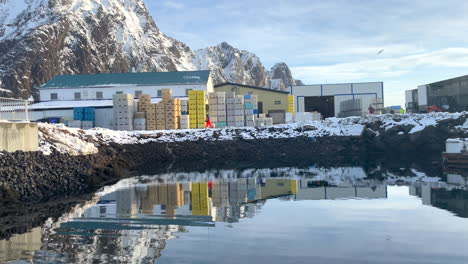 Camión-De-Carga-De-Carretillas-Elevadoras-En-Solvaer-En-La-Fábrica-De-Pescado-Islas-Lofoten