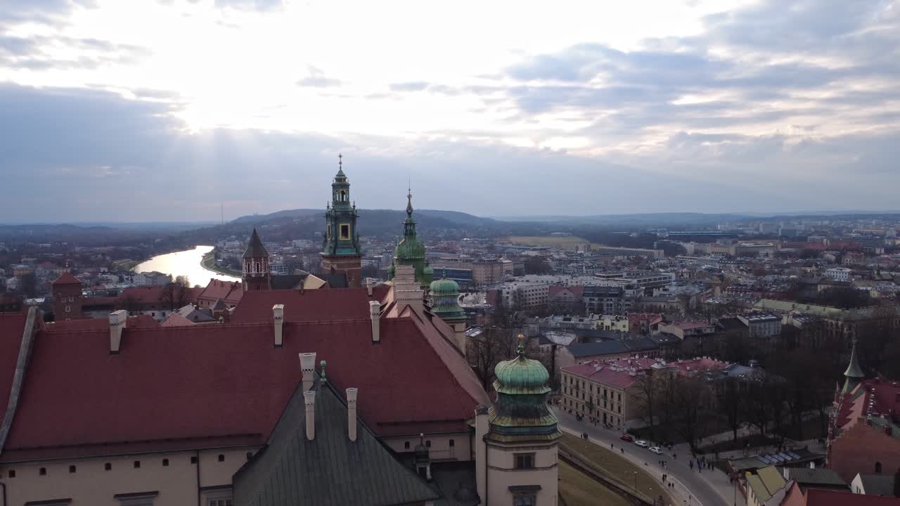 Veduta aerea del Castello del Wawel e della città di Cracovia con il fiume Vistola