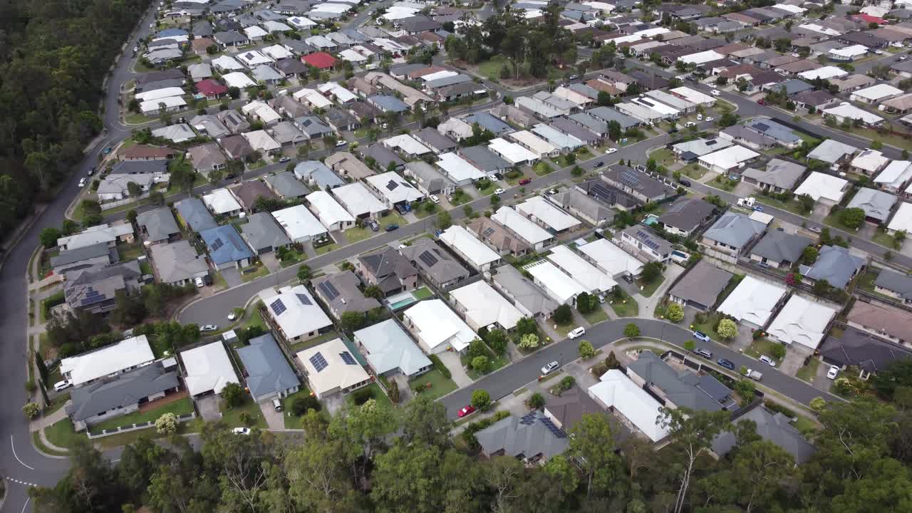 vista aérea de un suburbio australiano densamente poblado con grandes casas familiares