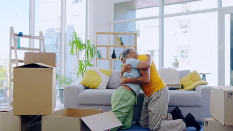 nuevo hogar, abrazo y pareja feliz senior mudándose