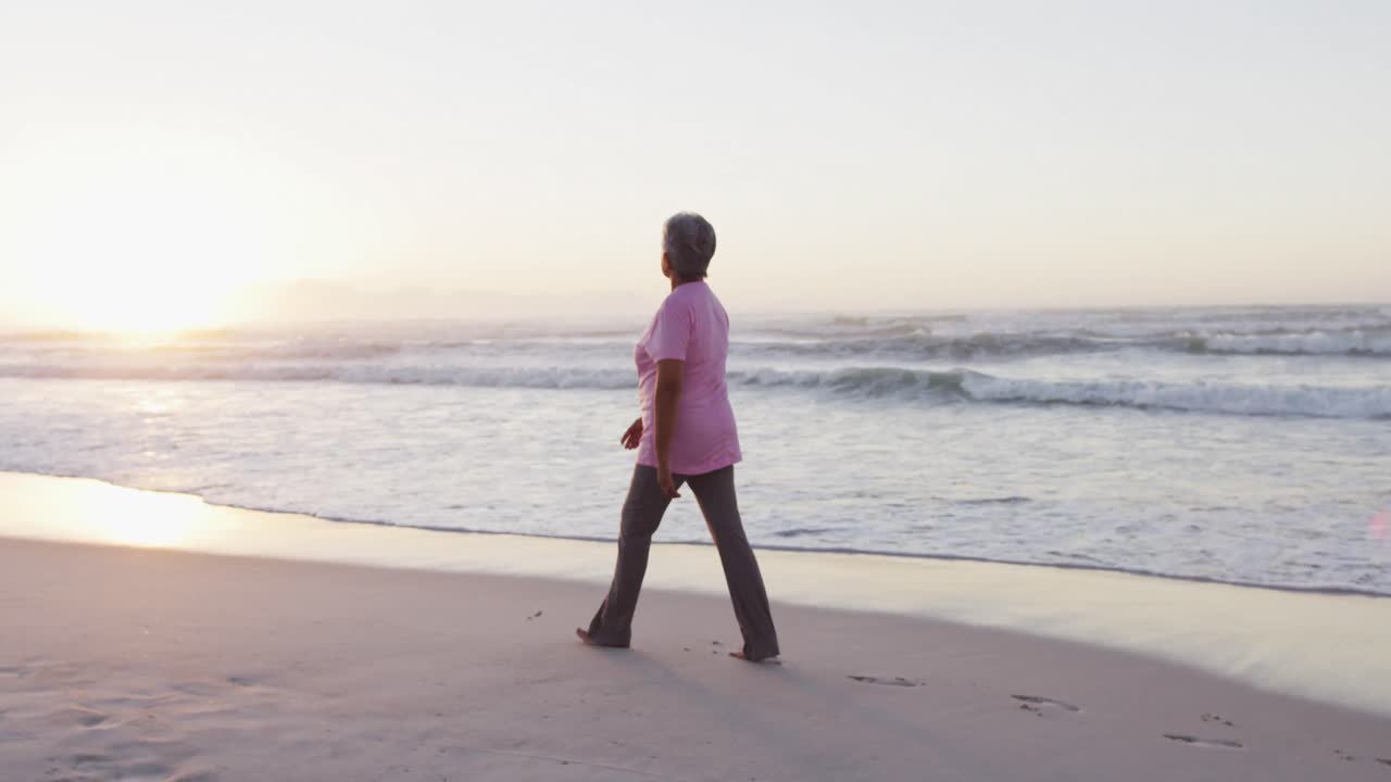 해변에서  ⁇ 고 있는 노인 아프리카계 미국인 여성
