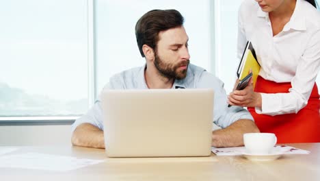 Executive-getting-frustrated-while-working-at-his-desk