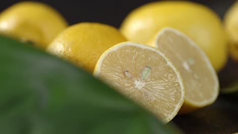 cut a ripe lemon rotates slowly.