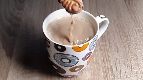 galleta empapada en cámara ultra lenta en un café
