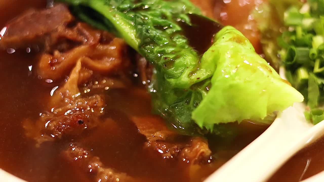 delicioso plato de fideos con carne y verduras